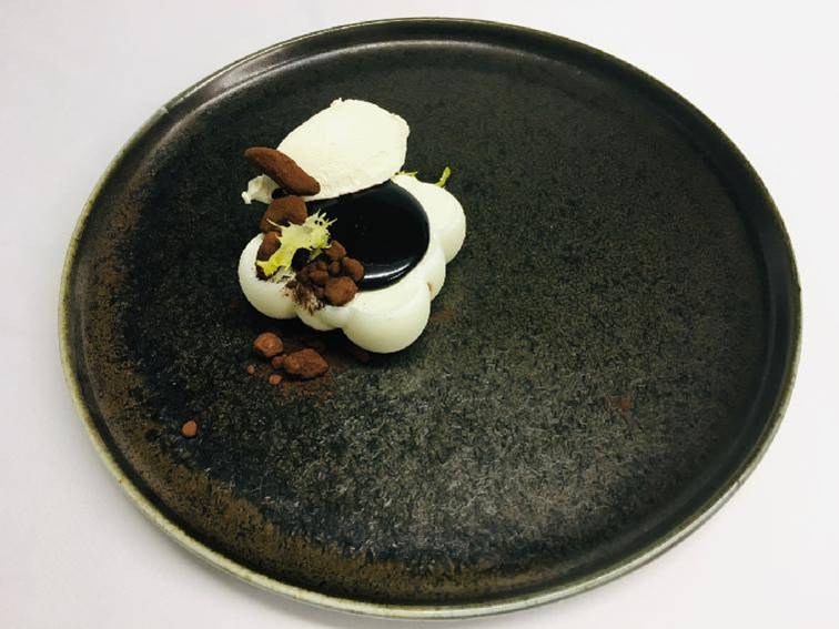 Premium Mozzarella mousse, čokoládová omáčka s tmavým aceto balsamico, kakaový cukr s máslem, mascarpone nok s plátkovou solí